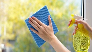 9 cách làm sạch vách kính đơn giản, hiệu quả