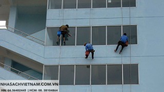 Làm thế nào để lựa chọn dịch vụ vệ sinh kính tòa nhà cao tầng đảm bảo?