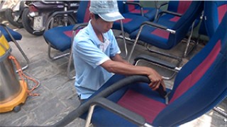 Cùng nghe chuyên gia bật mí cách giặt ghế văn phòng sao cho đúng?