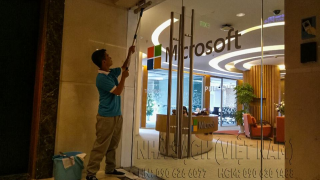 Dịch vụ lau kính tòa nhà chuyên nghiệp, giá rẻ bất ngờ