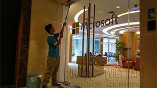 Dịch vụ vệ sinh cửa kính tiết kiệm thời gian, chi phí và chất lượng thì trên cả tuyệt vời
