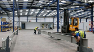 Dịch vụ vệ sinh nhà xưởng bằng dụng cụ chuyên dụng