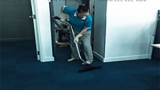 Có nên lựa chọn dịch vụ vệ sinh tòa nhà?