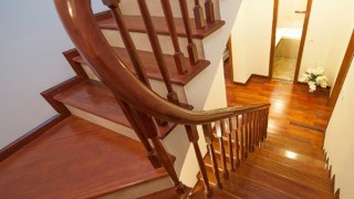 Hướng dẫn cách tự vệ sinh cầu thang đơn giản mà sạch nhất