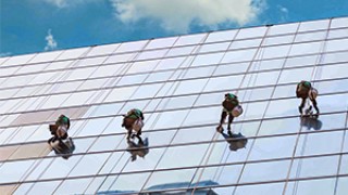 Làm thế nào để lựa chọn dịch vụ vệ sinh kính tòa nhà cao tầng đảm bảo?