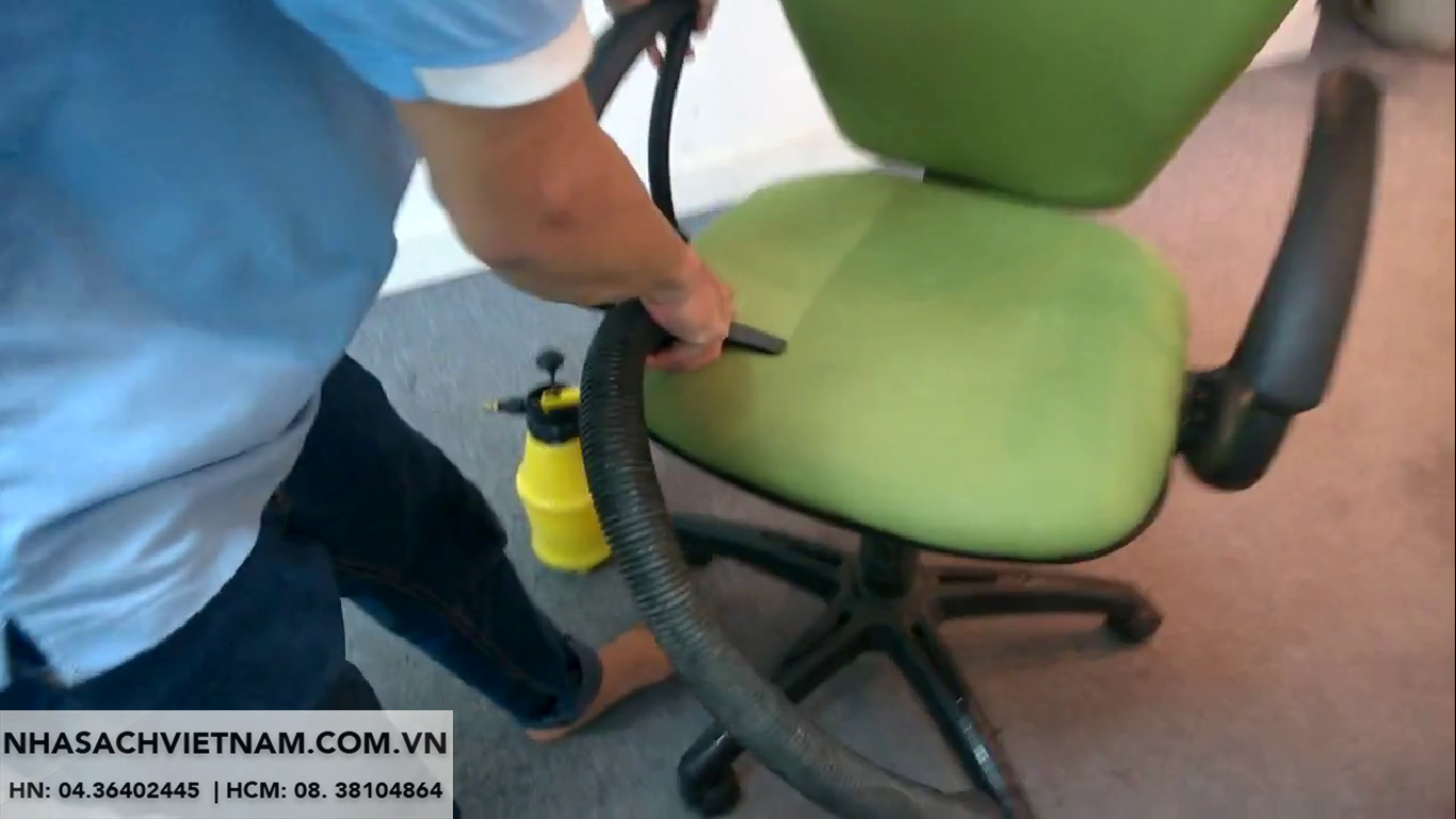Các dịch vụ giặt ghế văn phòng tại TPHCM đều có thiết bị, hóa chất chuyên dụng