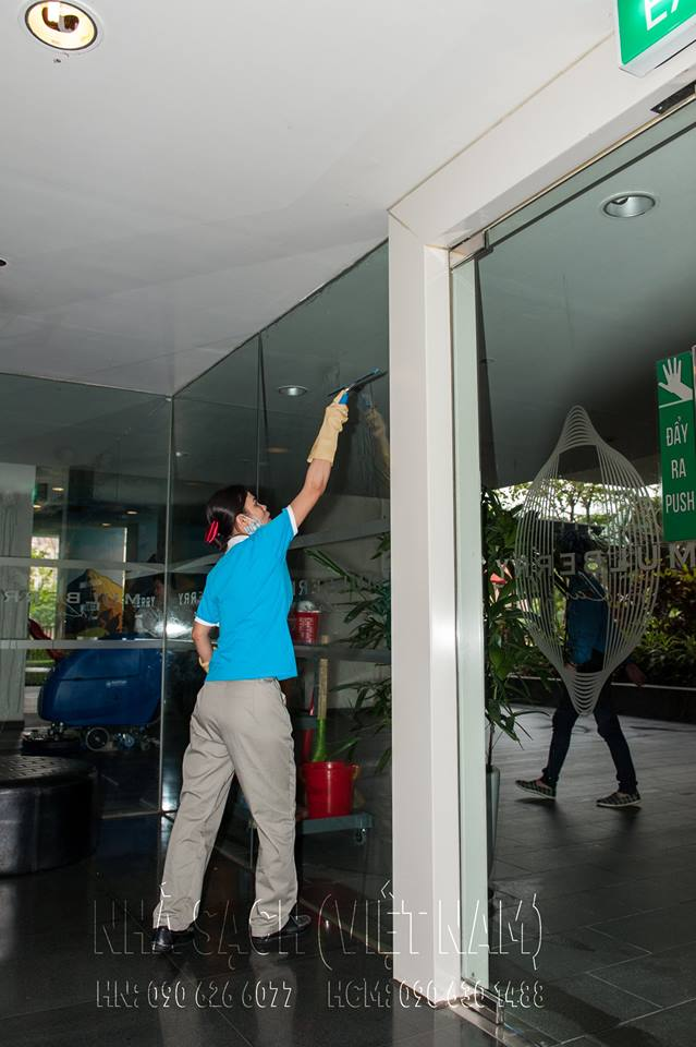 Dịch vụ lau kính tòa nhà của Nhà sạch Việt Nam
